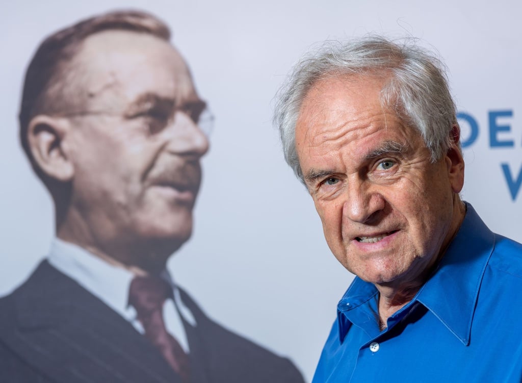 Frido Mann im Münchener Literaturhaus vor einem Bild seines Großvaters, dem Literaturnobelpreisträger Thomas Mann.