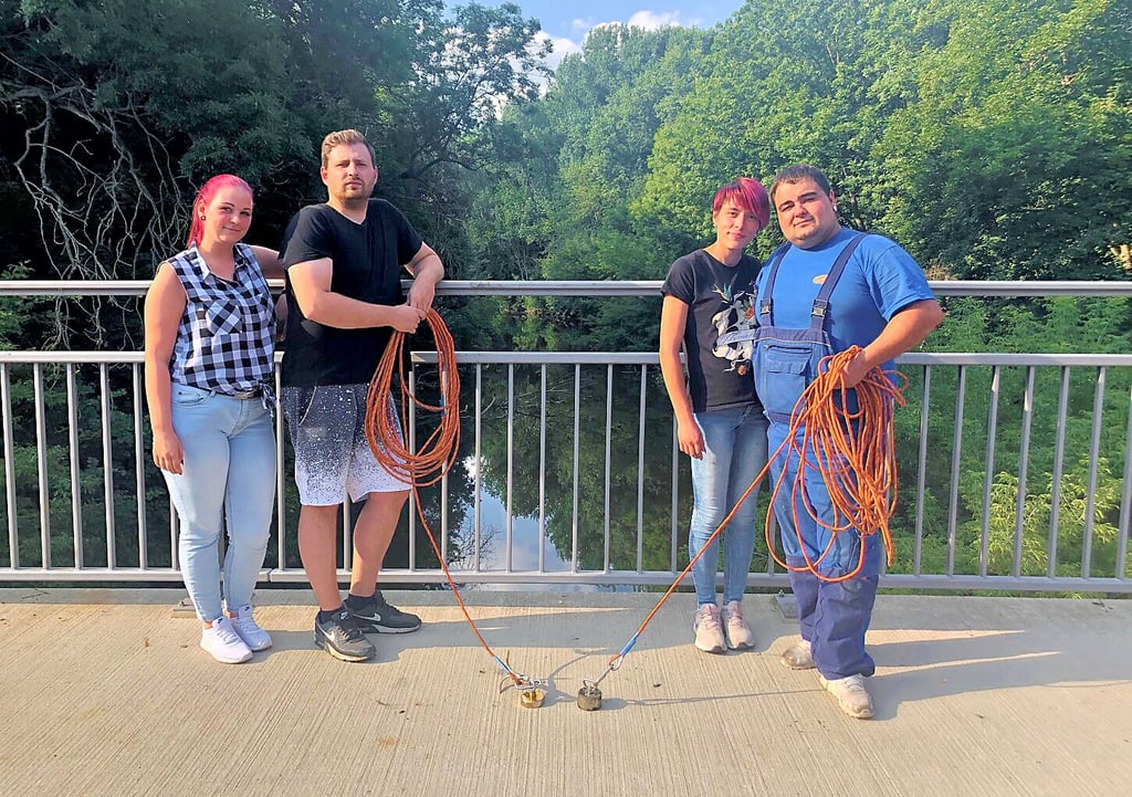 Hobby-Metallangler Alina Hundt, Philipp Gehlmann, Jenny Kallasch und Alexander Kudlek (v.l.) haben die Mine im Wasser gefunden.