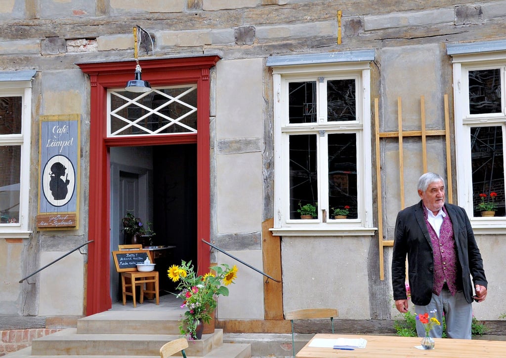 Jochen Hufschmidt, Vorsitzender des Arbeitskreises Werbener Altstadt, vor der Alten Schule in Werben. Das Gebäude wird in einem vierten Bauabschnitt weiter aufgewertet. Unter anderem sind neue Fenster, Fassade und Dachreparaturen geplant.