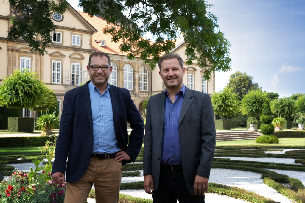 Andreas Jung (links) von der Volksbank Wolfenbüttel hatte bei seinem Treffen mit Johannes Klumpp, Künstlerischer Leiter der Internationalen Sommermusikakademie Schloss Hundisburg, einen Scheck über 5000 Euro für das Festival im Gepäck.