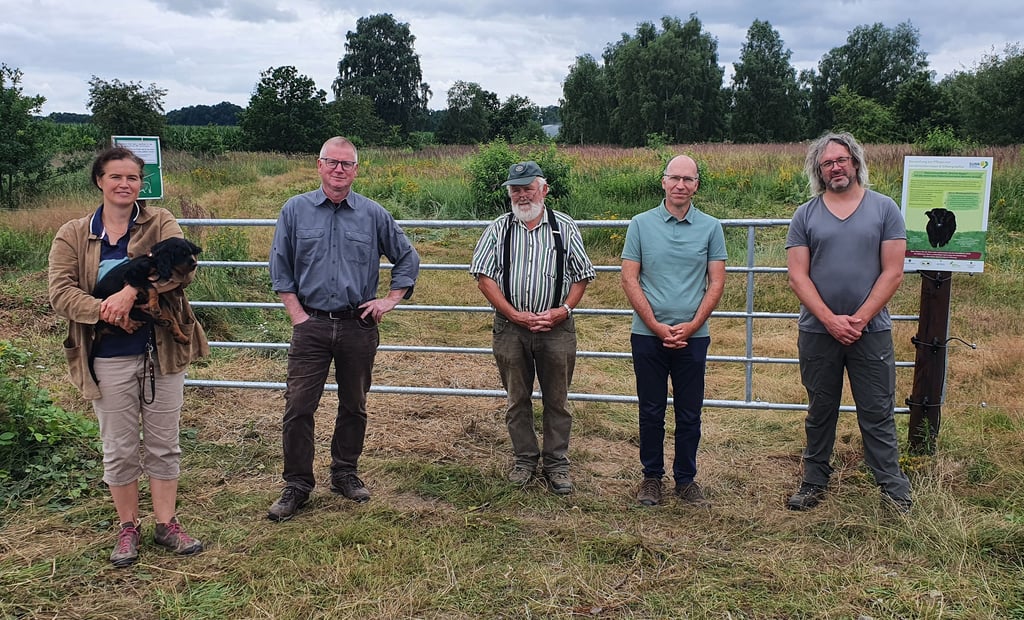 SUNK-Geschäftsführerin Nele Herkt (von links), Landwirt Jürgen Meyer-Roschau, Jübars Gemeinderatsmitglied Wilfried Schierhorn, René Fonger vom BUND und SUNK-Flächenmanagement-Leiter Peter Geisler sahen sich die Weidefläche am Grünen Band an.