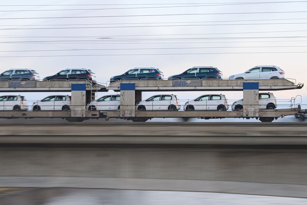 Die Preise für Autos könnten in den kommenden Monaten zwischen 4 und 10 Prozent steigen. Wegen fehlender Halbleiter sei die Nachfrage höher als das Angebot.