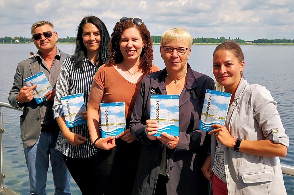 Maria Grütze (von rechts), Elke Witt, Johanna Baatzsch, Mandy Rentzsch und Uwe Hippe stellten die Broschüre vor. 