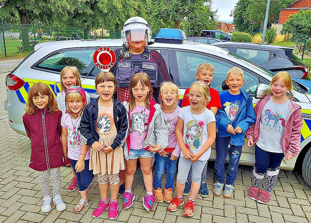 Im Rahmen der Verkehrserziehung ist Erzieherin Nanett Kissau in die Rolle der Polizistin geschlüpft, sehr zur Freude der Kinder.