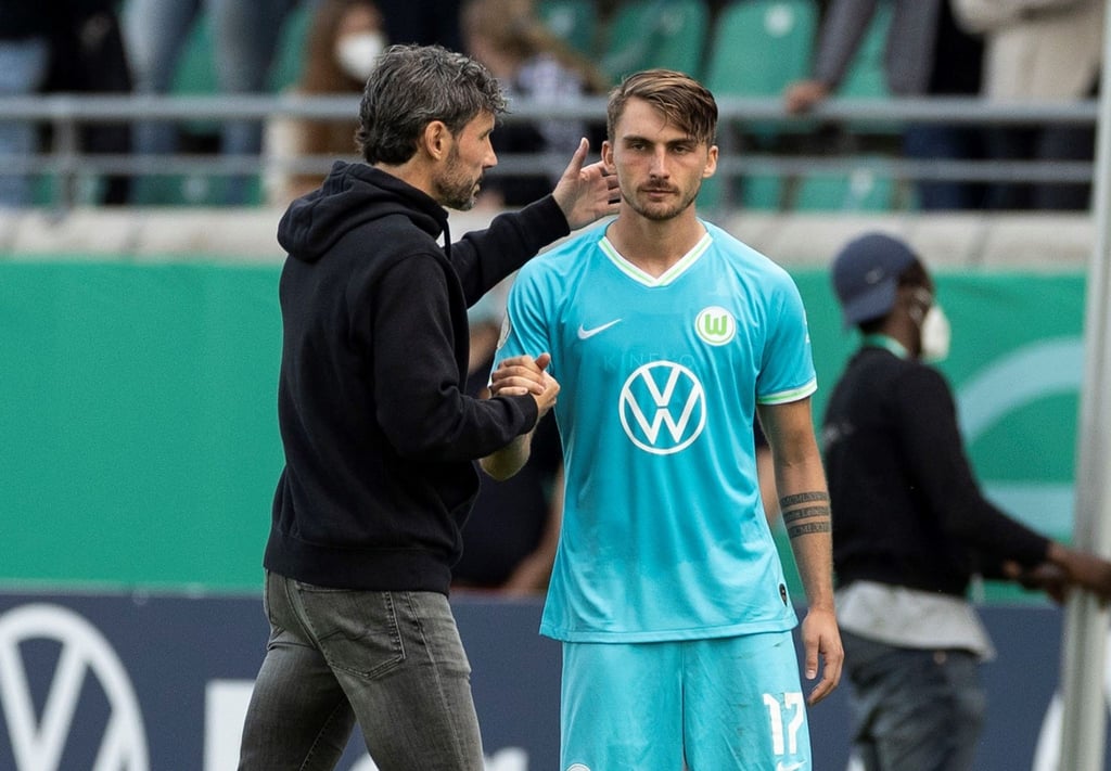 Wechselte in Münster einmal zuviel: Wolfsburg-Coach Mark van Bommel (l, hier mit Maximilian Philipp).
