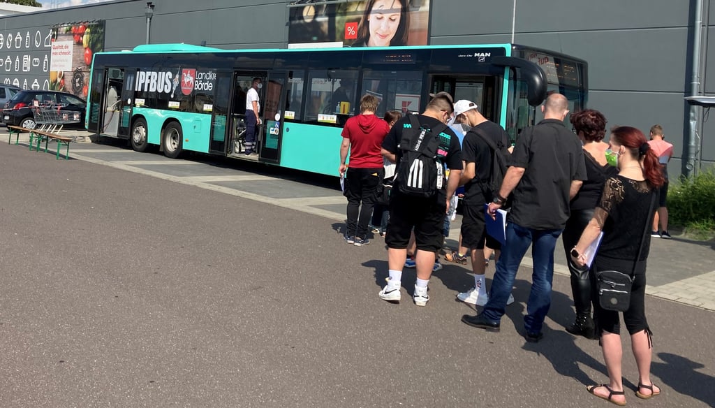 Schlangestehen für den Piks: Der erste Einsatz des Impfbusses des Landkreises Börde am Kaufland Oschersleben. Bis Ende August 2021 tourt der Bus durch die Region.