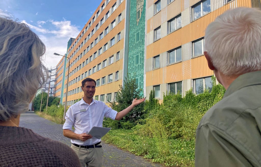 Ob Wachturm, Fotolabor oder geplante Bunkeranlagen: Führungsleiter Christoph Holzhey bleibt klar und sachlich.