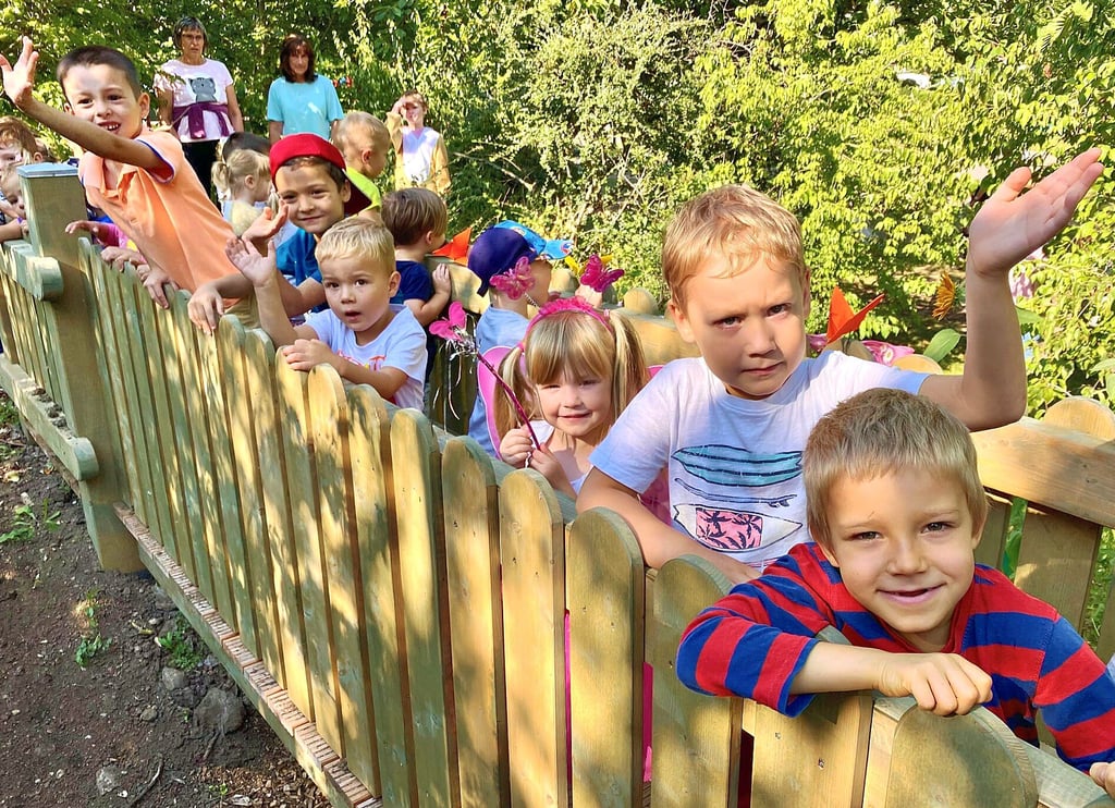 Mit großer Freude eroberten die Kinder die neue Dschungelbrücke.