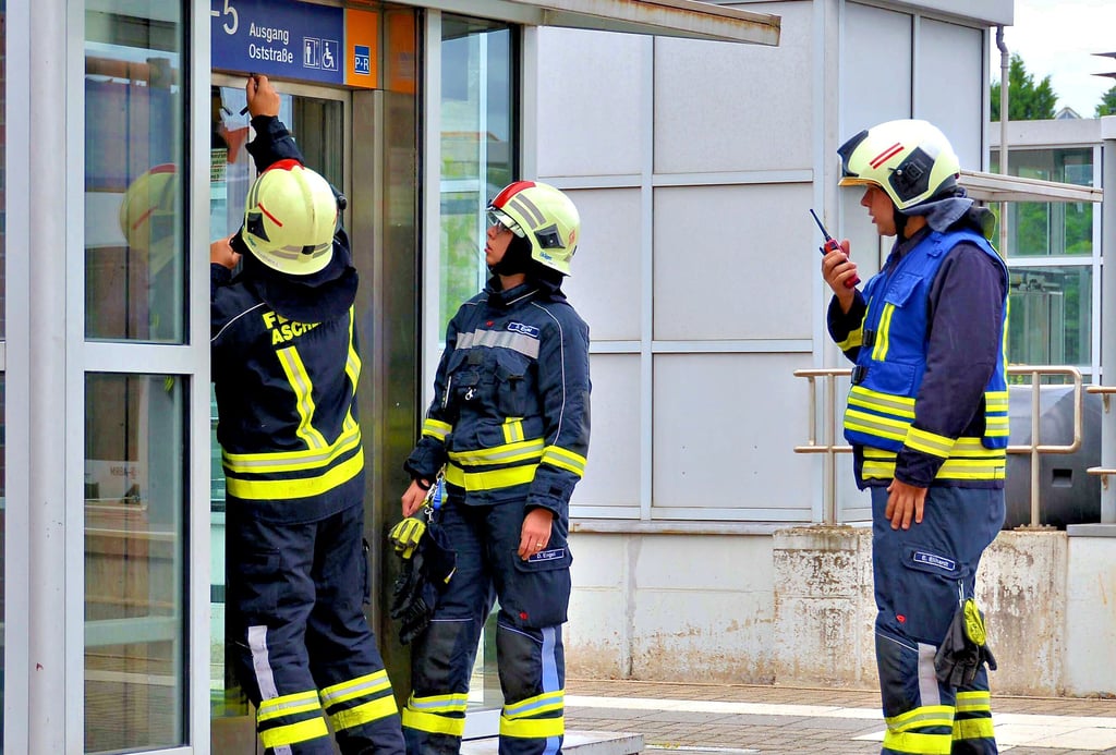 Immer wieder müssen die Kameraden in den Aufzügen am Bahnhof feststeckende Personen befreien. Am letzten Wochenende fünfmal.