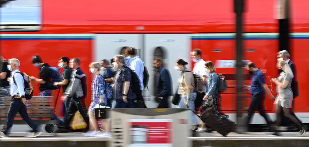 Bahnreisende gehen an einem Regionalzug vorbei. Seit Mittwoch läuft ein 48-stündiger bundesweiter Streik im Personenverkehr und in der Bahn-Infrastruktur.