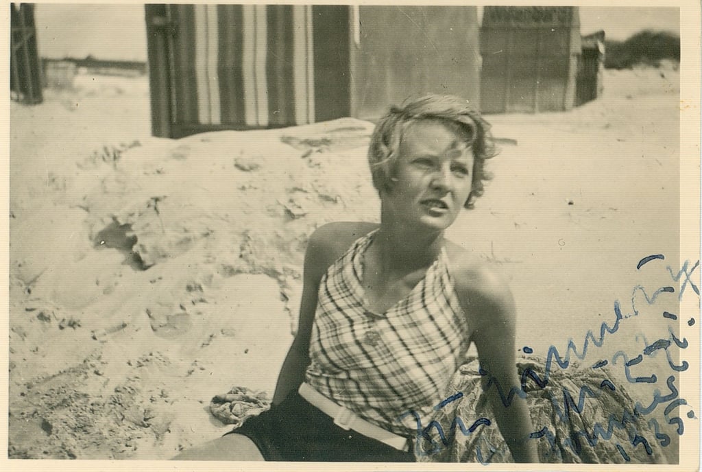 Die undatierte Aufnahme aus dem Sommer 1961 zeigt Lilli Gruner auf einer Decke sitzend am Strand