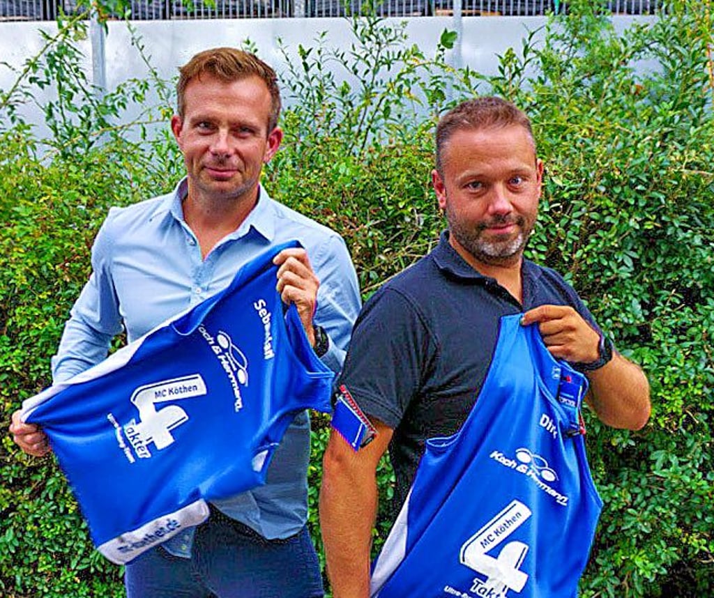 Die Trikots sind bedruckt, die Vorfreude ist groß: Am kommenden Samstag wollen die „4-Takter“ um Sebastian Schwab (links) und Dirk Herrmann am Mauerweglauf in Berlin teilnehmen.