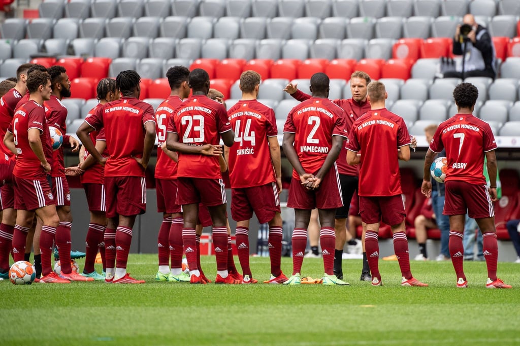 Trainer Julian Nagelsmann (3.v.r.) will mit dem FC Bayern München erfolgreich in die Bundesliga-Saison starten.