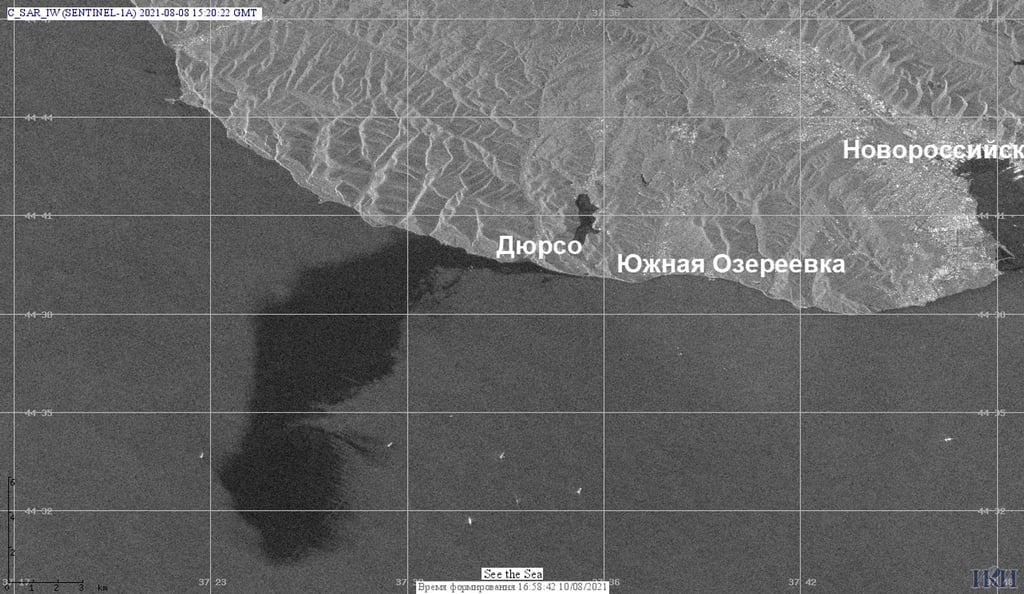 Das Satellitenbild der Russischen Akademie der Wissenschaften zeigt den Ölteppich nach dem Unfall mit einem Tankschiff im Schwarzen Meer.