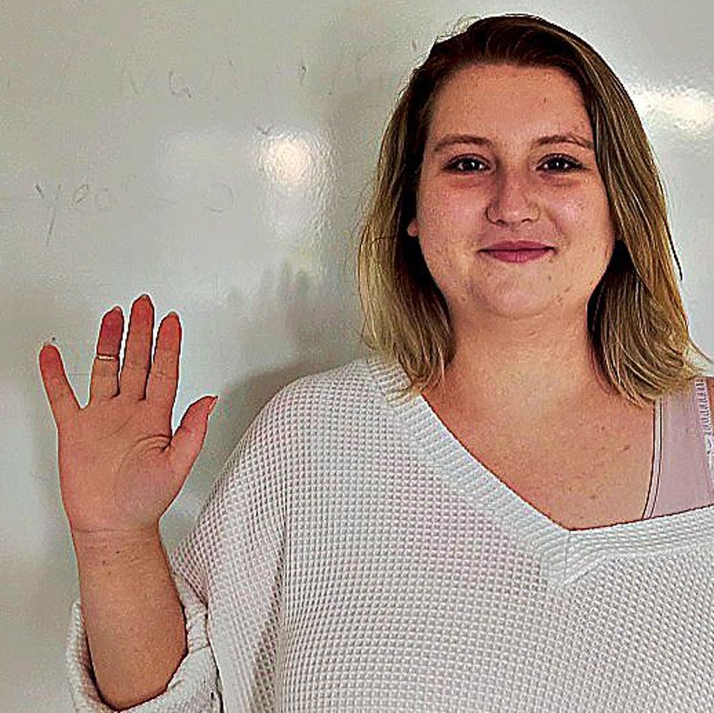 Eine sinkende Handbewegung bedeutet „Hallo“ beziehungsweise „Tschüss“.