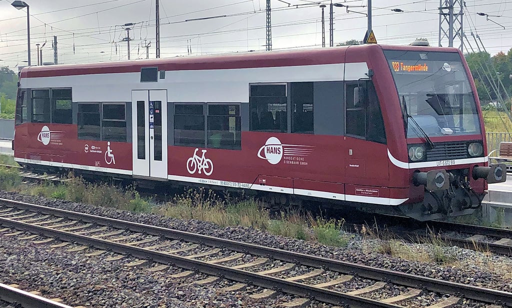 Das Ersatzfahrzeug der Hanseatische Eisenbahn bietet Platz für vier Fahrräder, statt der vorgesehenen neun Stellplätze.