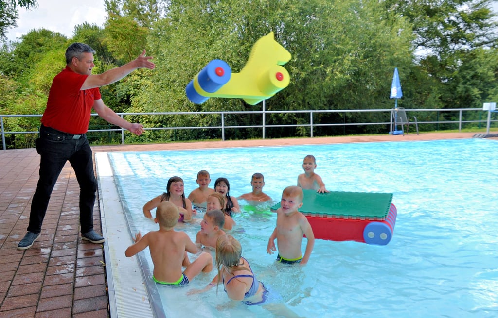 Raimo Modler hat den kleinen Badegästen ein neues Schwimmtier spendiert. Der Zahnarzt ist ein echter Freibad-Fan, kommt regelmäßig, um hier seine Bahnen zu ziehen.