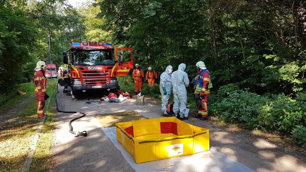 Nach dem Einsatz im Tierpark dessau wird die Dekontaminationswanne aufgebaut.