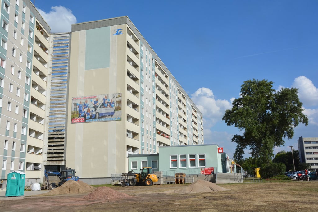 Der zehngeschossige Wohnblock an der Moskauer Straße in Schönebeck. Die vorgelagerte Ladenzeile erschwert den Einsatz der Drehleiter.