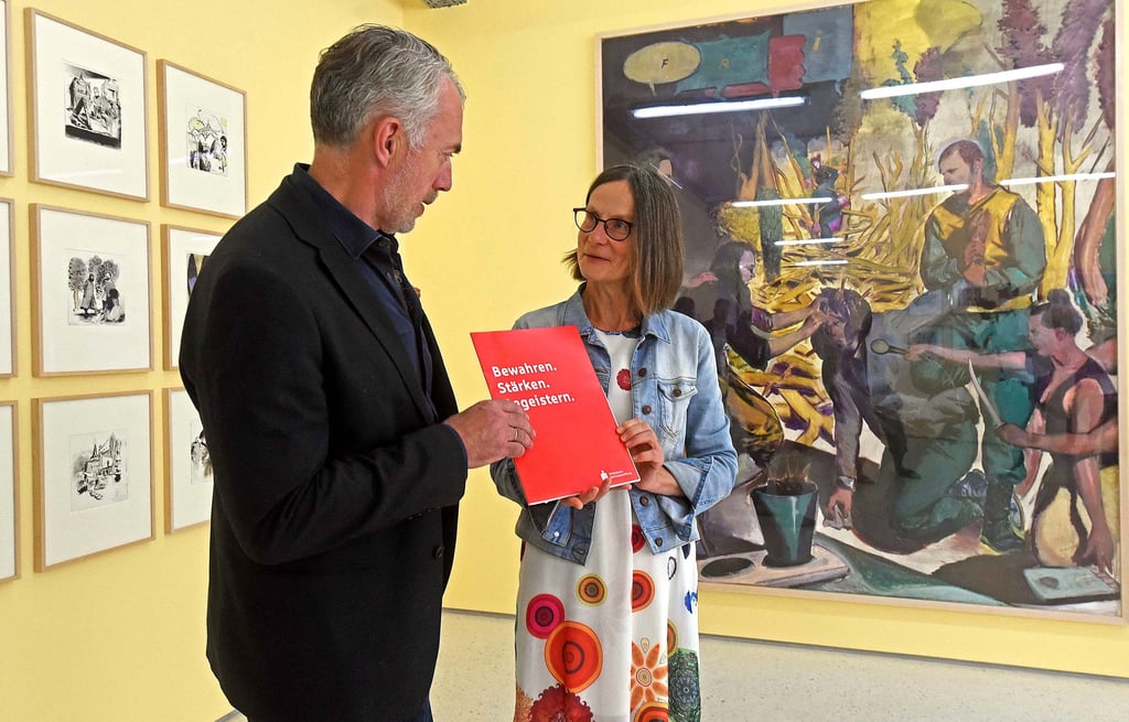 Neo Rauch und Stiftungsleiterin Silvia Käther.  