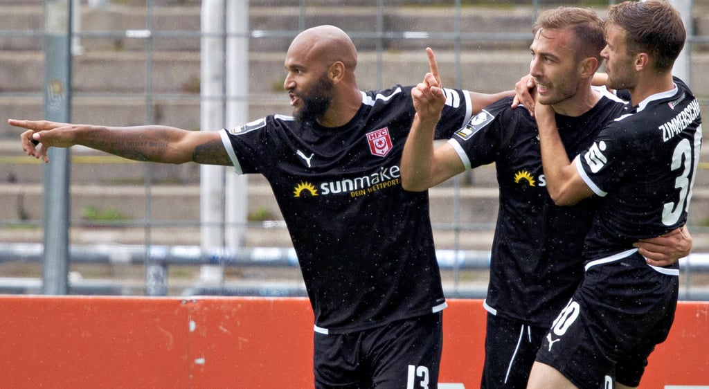 Terrence Boyd jubelt in München mit Doppeltorschütze Michael Eberwein und Tom Zimmerschied (v. l.).