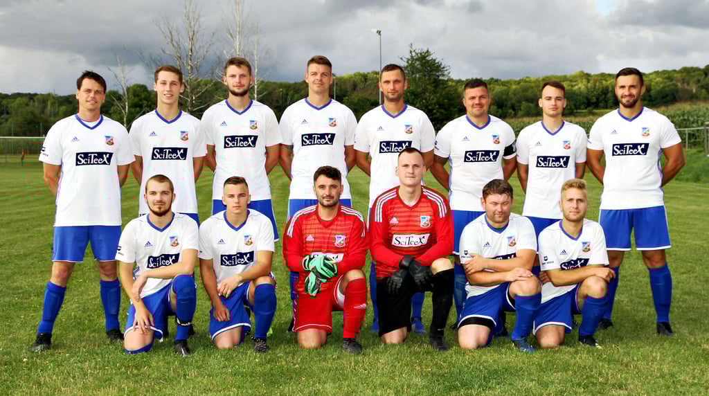 Der ESV Herrengosserstedt vor dem Start in die Landesklasse-Saison 2021/22 - hinten, v.l.: Trainer Oliver Janicke, Elias Meyer, Eddi Oberreich, Sebastian Braune, Christian Oberreich, Markus Löhnert, Jakob Fiedler, Benjamin Hackbart; vorn, v.l.: Lukas Graupeter, Philipp Hermann, Max Nürnberger, Sebastian Hackbart, Benjamin Hettmann, Benjamin Polley.