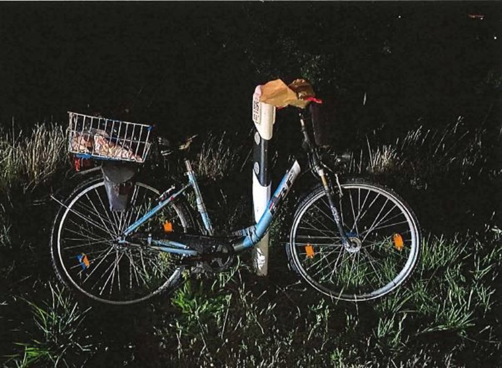 Der Senior könnte derzeit mit einem hellblauen Damenfahrrad unterwegs sein.