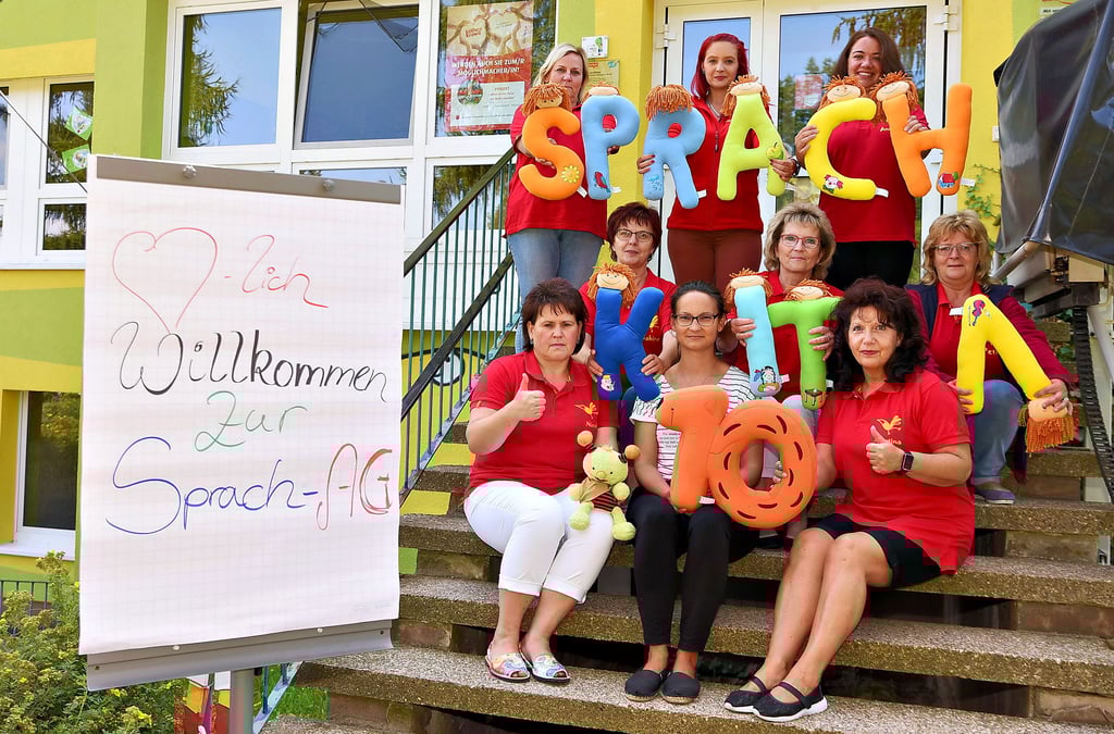 Nicole Koch (vorn links) ist Fachkraft für sprachliche Bildung der Kindertagesstätte „Spatzennest“ in Köthen - eine Kollegin, die Kita-Leiterin Martina Thomas (vorn rechts) nicht missen möchte. Christiane Lange (vorn) begleitet die Einrichtung als Fachberaterin für Sprachkitas.
