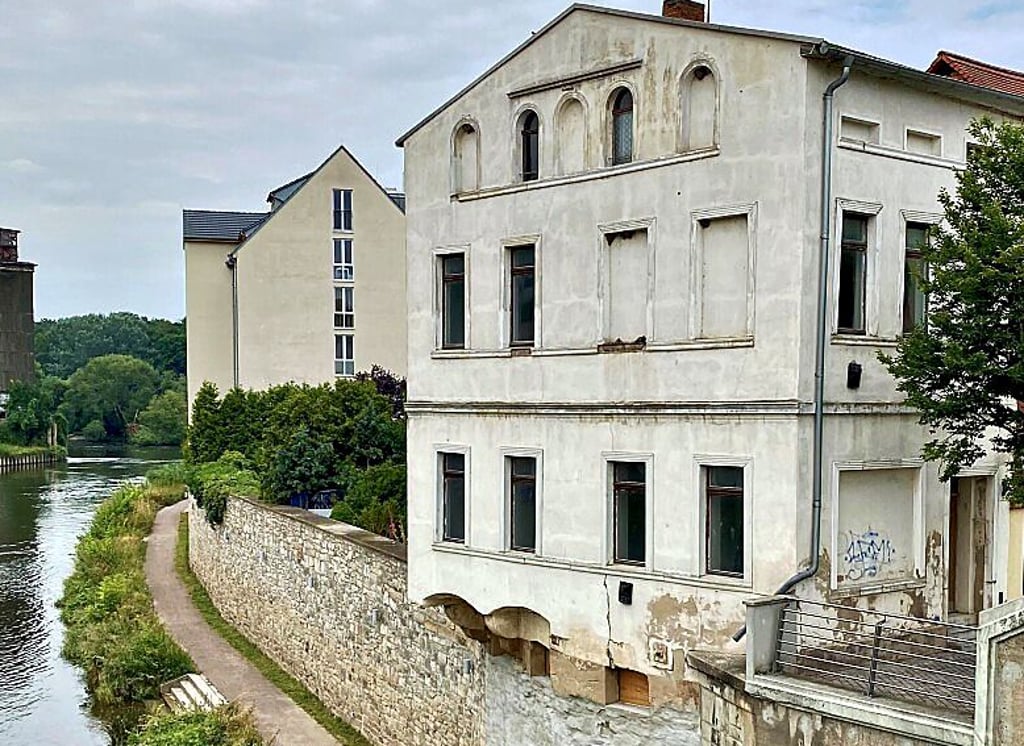 Seit 20 Jahren steht das Wohnhaus am Markt 1 in Bernburg leer. Nun wird ein Investor gesucht.