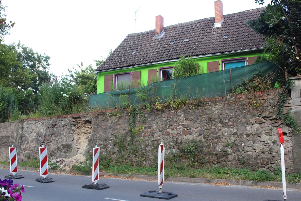 Nachdem Steine aus der alten Stützmauer herausgebrochen sind, erachten Prüfstatiker die Standsicherheit des Hauses von Stephanie Hanel oberhalb für gefährdet.