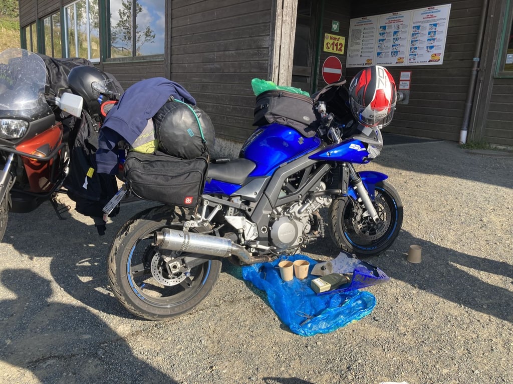 Das defekte Motorrad an der Bergstation am Wurmberg (Harz).