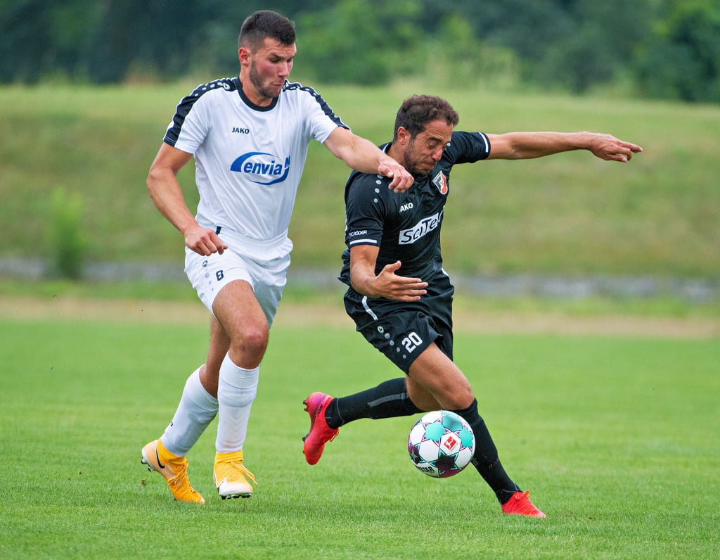 Der BSC 99 Laucha - hier Lars Porse (l.) im Zweikampf mit Khemgin Solivani vom Landesligisten SC Naumburg - gehört zu den Landesklasse-Dauerbrennern.