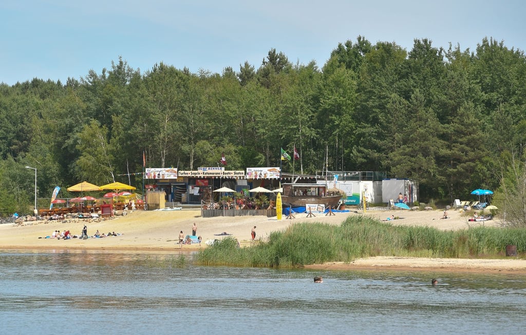 Eine Strandbar an einer Badestelle am Ufer des Geierswalder Sees in Geierswalde (Sachsen), der unmittelbar an der Landesgrenze zu Brandenburg liegt.
