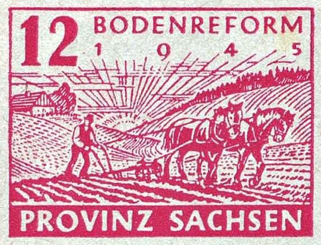 Mit dieser Briefmarke wurde in der Sowjetischen Besatzungszone für die Bodenreform in der Provinz Sachsen geworben.