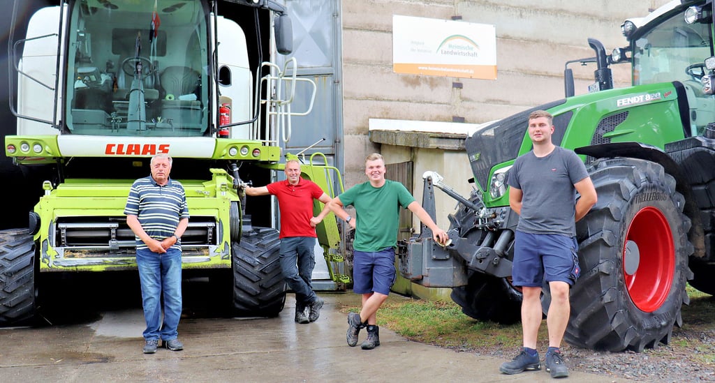 Im Landwirtschaftsbetrieb von Familie Schütt wurde nach 30 Jahren der Staffelstab übergeben (von links): Familienoberhaupt Günter Schütt, Jan Schütt sowie Philipp und Jan-Hendrik Schütt.