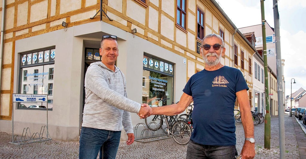 Norbert Weichbrodt (re.) legt die Schlüsselgewalt des Schwabehauses in die Hände von Olaf Dinse.