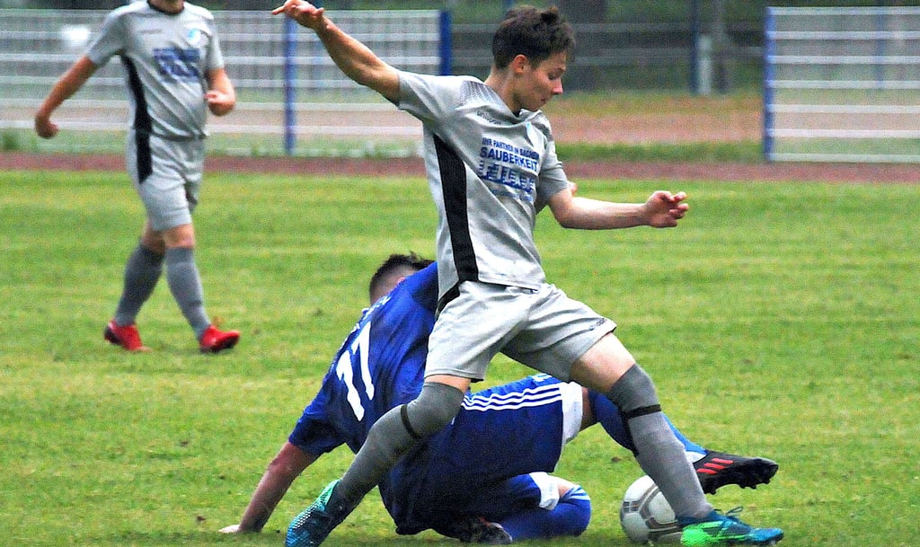 Die Calbenser um Noel Stegemann (v.) haben zum Auftakt der neuen Spielzeit ein Derby vor der Brust. Zu Gast im Hegerstadion ist der Aufsteiger SV Rot-Weiß Groß Rosenburg.