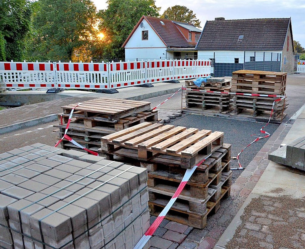 Für einen Teil der Brücke sind schon Pflastersteine da, aber für ein anderes Stück fehlt das Baumaterial wiederum.