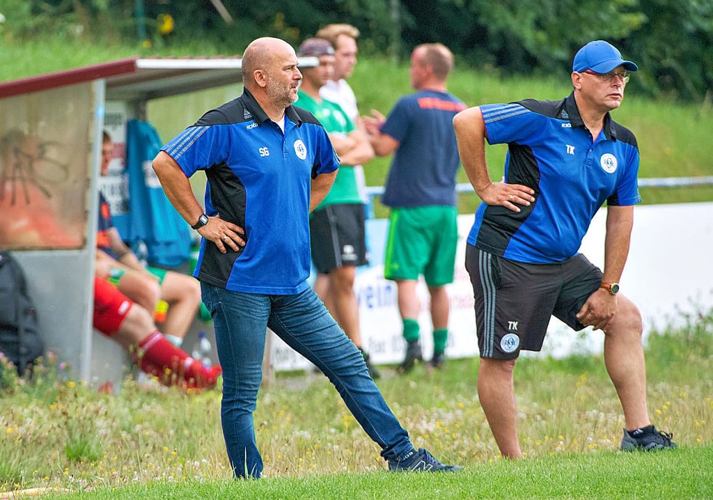 Steffen Giese (l.) und Thomas Kirchhoff wollen mit dem FC RSK Freyburg in der bevorstehenden Saison im sicheren Mittelfeld landen.