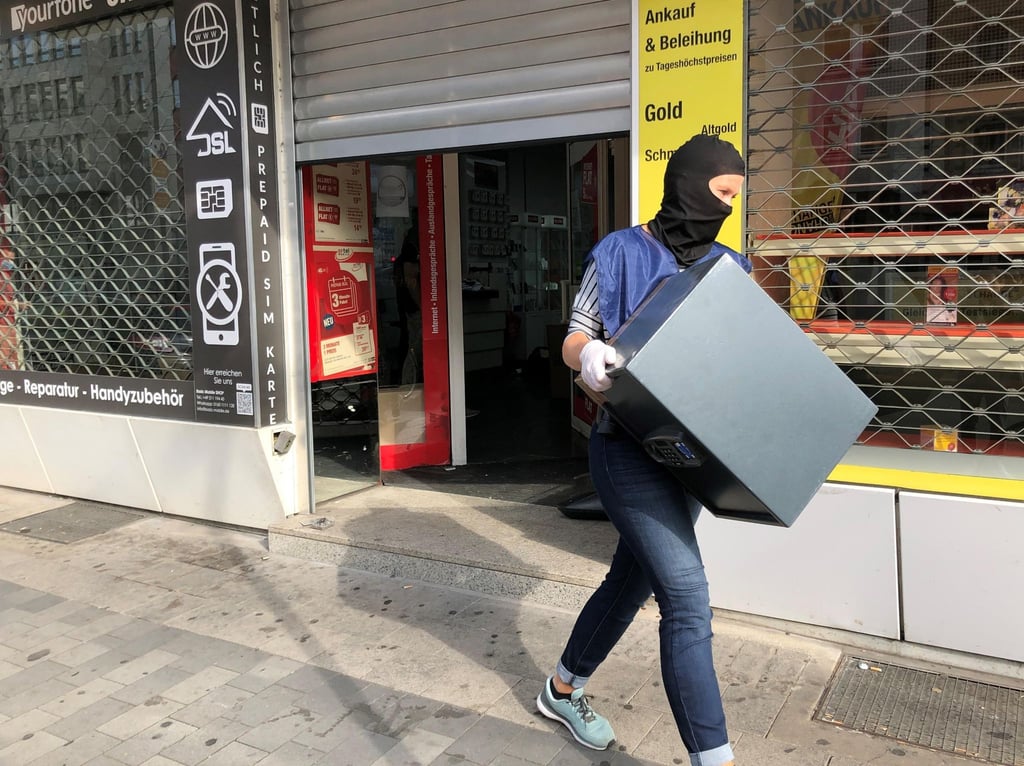 Ein Safe wird abtransportiert.