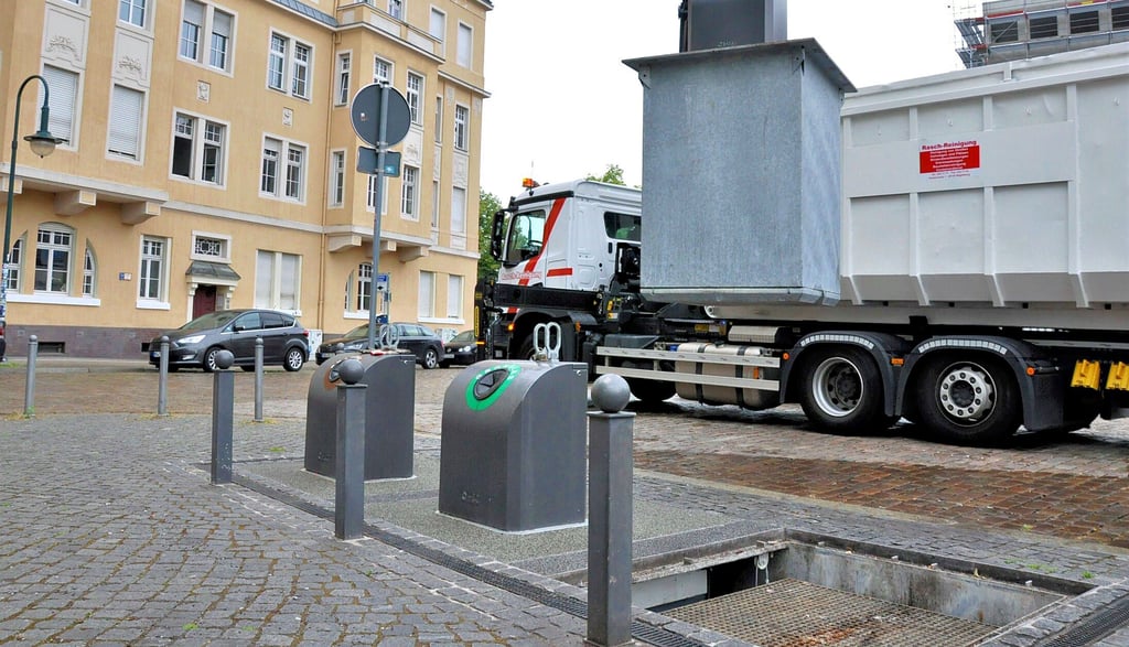 Die Container befinden sich in Magdeburg in der Leibnizstraße unter der Erde und nur der Einwurfschacht ist oberirdisch.