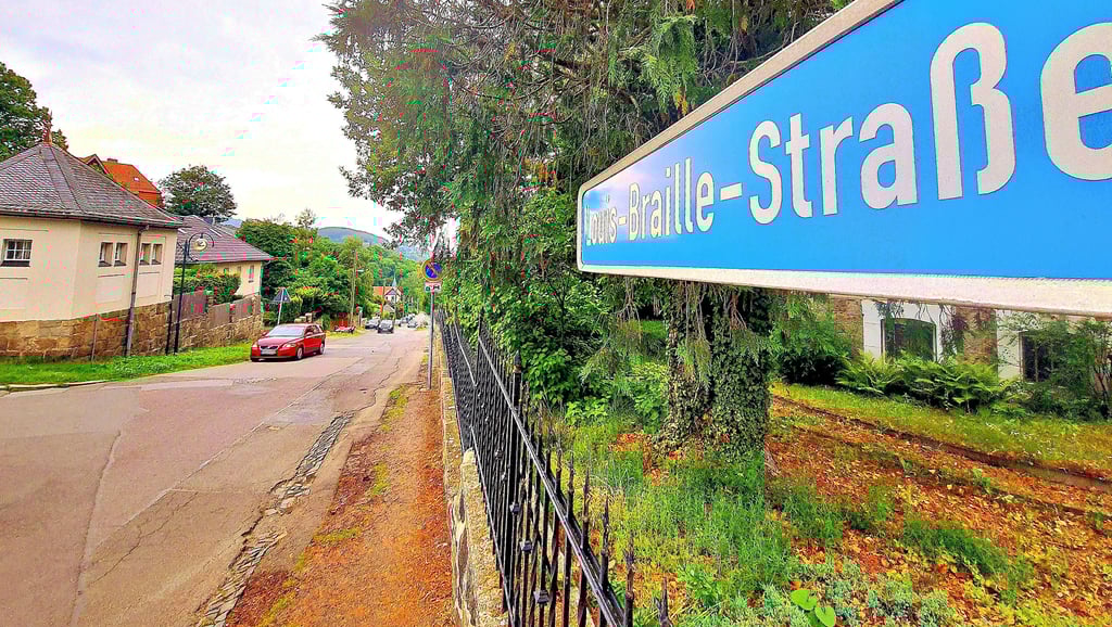 Die Fahrbahn der Louis-Braille-Straße in Wernigerode gleicht einem Flickenteppich. Schlaglöcher, notdürftig ausgebesserte Stellen und ein Gehweg, der die Bezeichnung nicht wirklich verdient – der Straßenausbau ist schon lange fällig.