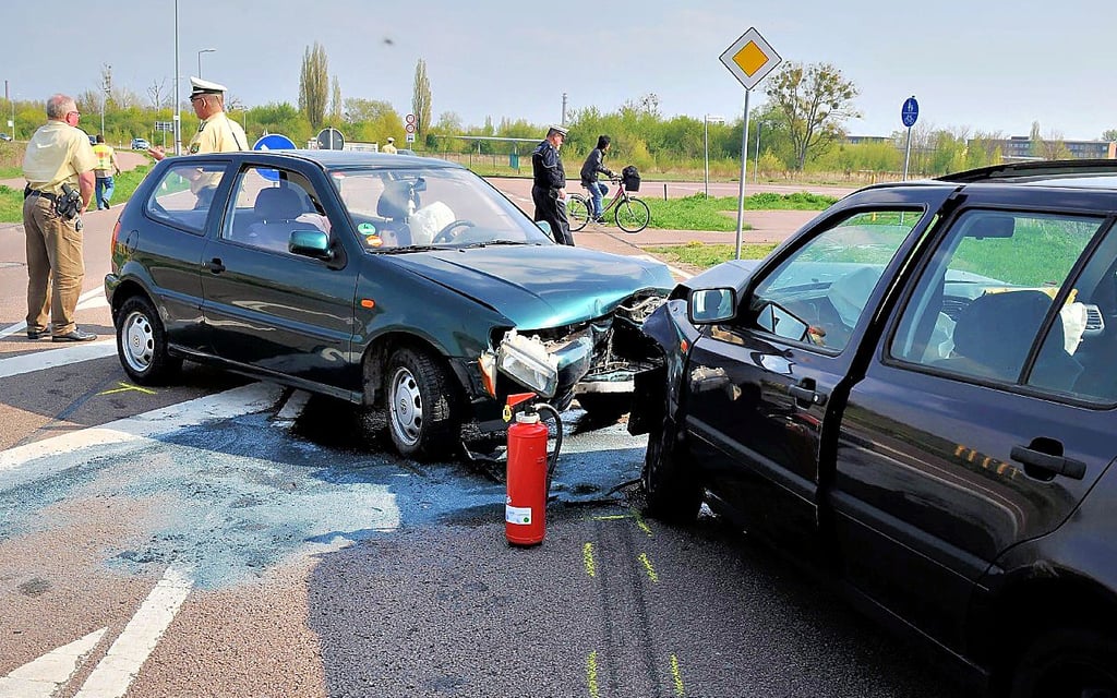 An der  Ecke Alte Landebahn Hünefeldstraße kracht es noch häufig.