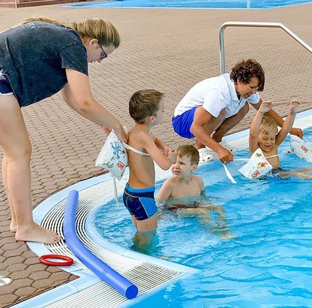 Schwimmflügelchen sind unerlässlich. Kim Kölling (li.) hilft.