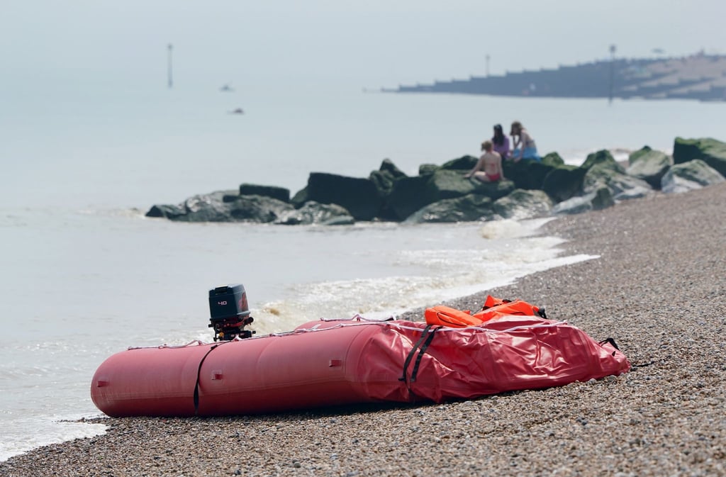 Ein Boot, von dem man annimmt, dass es für die Überfahrt von Migranten benutzt wurde, liegt am Strand von Walmer (Archivbild).
