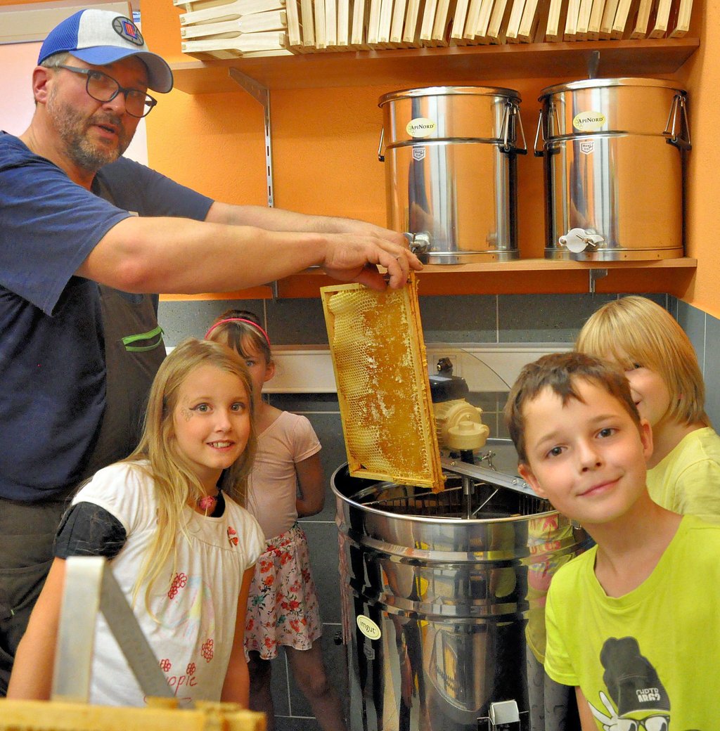 Die Hortkinder Jenna, Emilia, Pia und Eric waren mit großem Eifer dabei als ihnen der Hausmeister der Kindertagesstätte ?Bördespatzen?, Michael Schmidtke, zeigte, wie man aus den Bienenwaben köstlichen Honig herstellt. Möglich wurde das durch eine großzügige Unterstützung des Hellmuth?schen Legats.