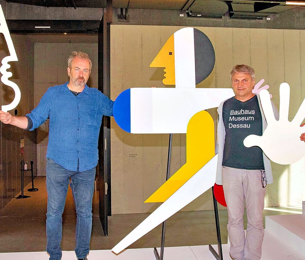 Burghard Duhm (r.) und Torsten Blume haben das Programm der Bauhausfestwoche zusammengestellt. Dabei gibt es auch eine Annäherung an Oskar Schlemmers Figurentheater.
