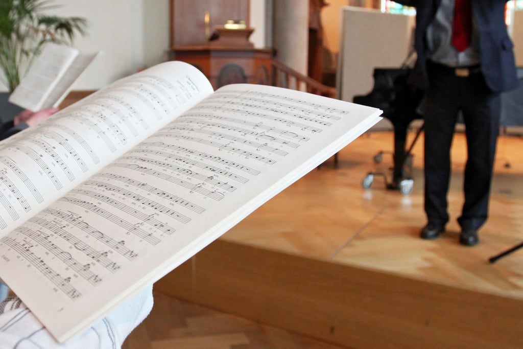 Musikmachen kann bei älteren Menschen mit leichten kognitiven Einschränkungen zum Beispiel die Wahrnehmung und Aufmerksamkeit fördern.
