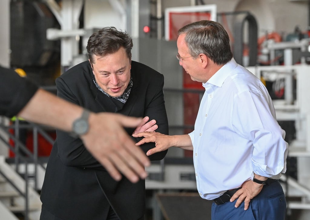 Tesla-Chef Elon Musk (l) und der CDU-Bundesvorsitzende Armin Laschet besichtigen zusammen die künftige Gießerei der Tesla-„Gigafactory“.