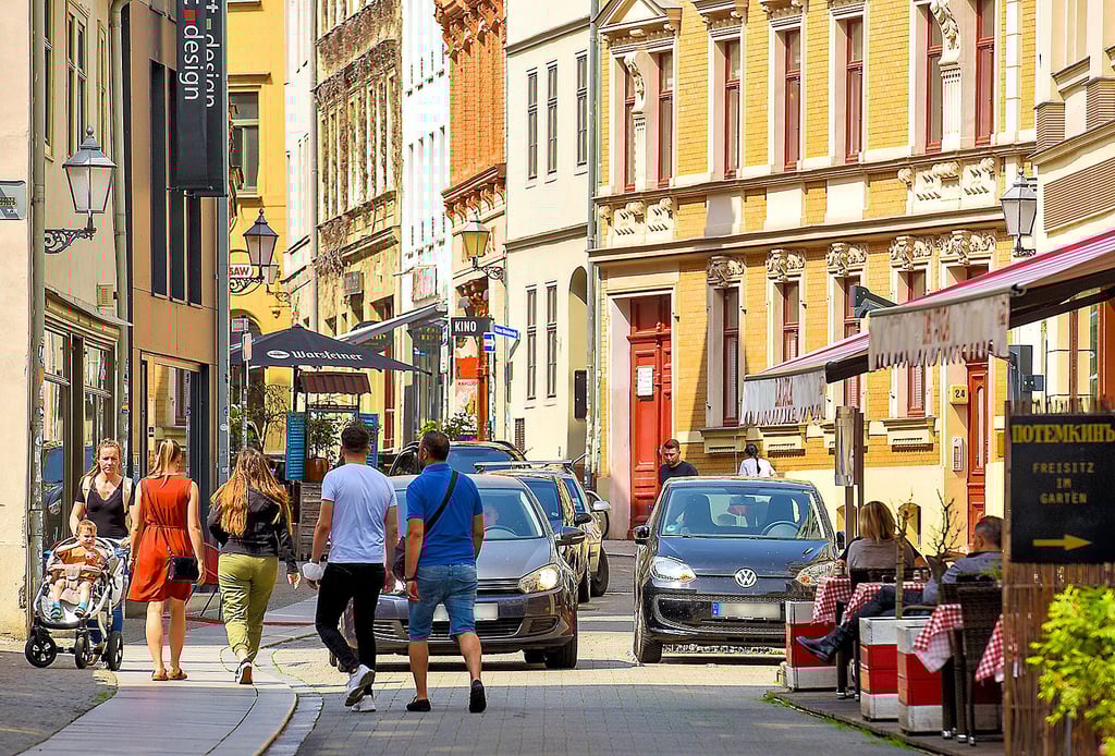 Noch können Autos durch die Kleine Ulrichstraße fahren und dort parken. In Zukunft könnte sich das ändern.